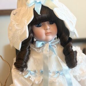 Collector’s dream: Prestine Porcelain Lady Doll in Elegant Dress with Curls